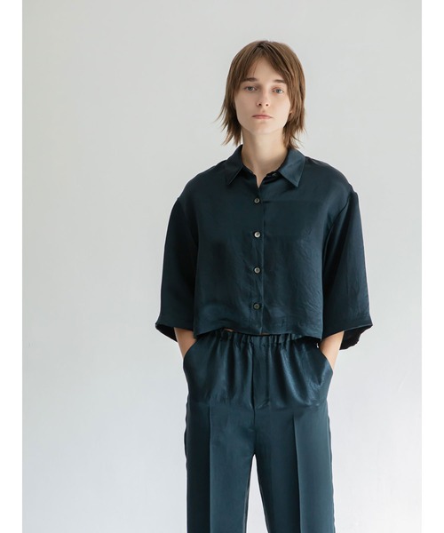 早い者勝ち！enchainement アンシェヌマン サテン　クロップドシャツ enchainement（アンシェヌマン）の「Satin Clopped Shirt