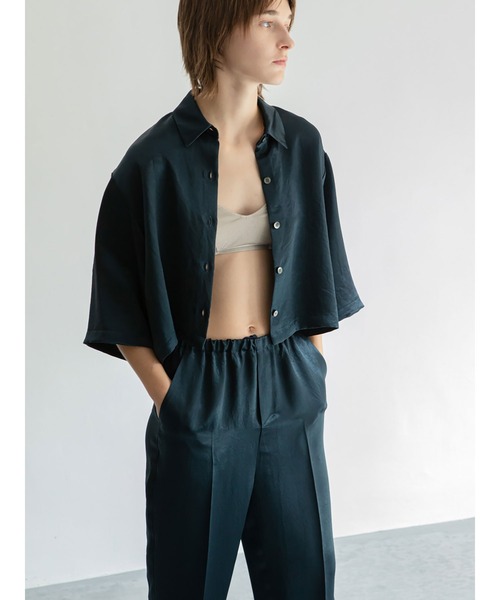 早い者勝ち！enchainement アンシェヌマン サテン　クロップドシャツ enchainement（アンシェヌマン）の「Satin Clopped Shirt