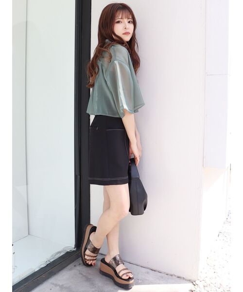 MURUA（ムルーア）の「ハーフスリーブシャイニーシアーシャツ（シャツ/ブラウス・レディース・ホワイト/ブラック/カーキ・FREE）」の16枚目の写真