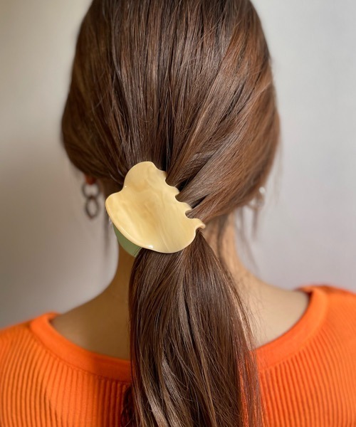 tone(トーン)の「【Kukulu TOKYO】ツートン ハート バンスクリップ(バレッタ/ヘアクリップ・レディース・ホワイト系その他/グリーン系その他/グレー系その他/オレンジ系その他/ピンク系その他/パープル系その他/ブラウン系その他・FREE)」の4枚目の写真