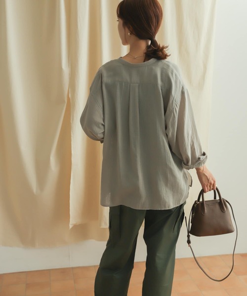 URBAN RESEARCH DOORS（アーバンリサーチドアーズ）の「ダブルガーゼバンドカラーシャツ（シャツ/ブラウス・レディース・チャコールグレー/ベージュ/ブルー・MEDIUM）」の5枚目の写真