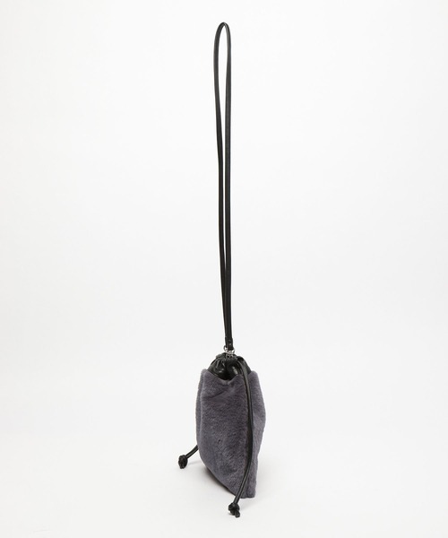 LAKOLE（ラコレ）の「フェイクファー巾着2WAYショルダー / 969652（ショルダーバッグ・レディース・ライトブルー/グレイッシュベージュ/レオパード/チャコールグレー・FREE）」の10枚目の写真