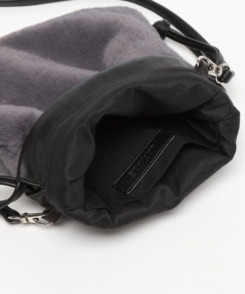 LAKOLE（ラコレ）の「フェイクファー巾着2WAYショルダー / 969652（ショルダーバッグ・レディース・ライトブルー/グレイッシュベージュ/レオパード/チャコールグレー・FREE）」の14枚目の写真