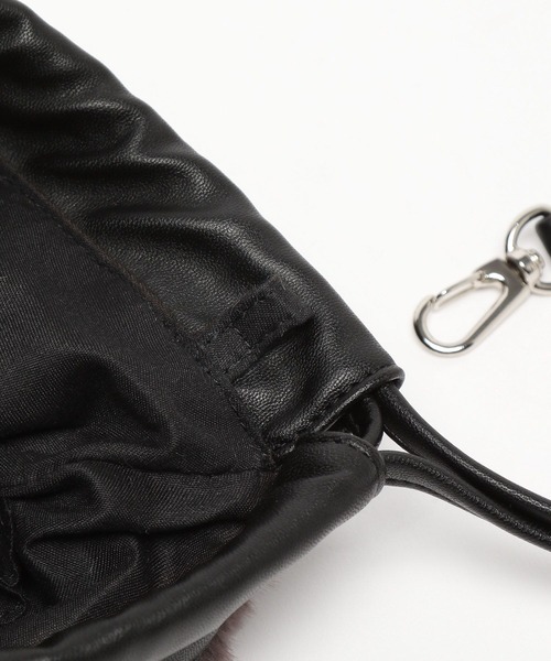 LAKOLE（ラコレ）の「フェイクファー巾着2WAYショルダー / 969652（ショルダーバッグ・レディース・ライトブルー/グレイッシュベージュ/レオパード/チャコールグレー・FREE）」の16枚目の写真