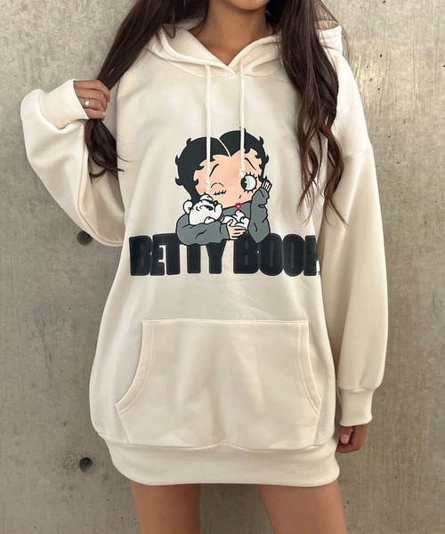 GLAMOROUS JANE（グラマラスジェーン）の「裏起毛BETTYBOOPAストリートプリントパーカー（パーカー・レディース・チャコールグレー/ブラック/アイボリー・FREE）」の2枚目の写真