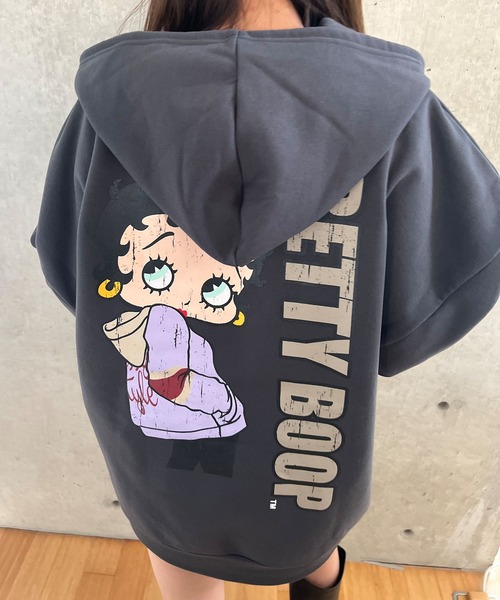 GLAMOROUS JANE（グラマラスジェーン）の「裏起毛BETTYBOOPAストリートプリントパーカー（パーカー・レディース・チャコールグレー/ブラック/アイボリー・FREE）」の5枚目の写真