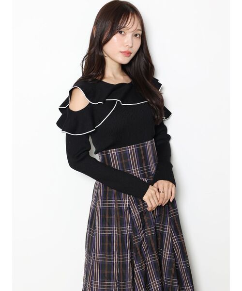 MERCURYDUO（マーキュリーデュオ）の「オープンショルダーラッフルニット（ニット/セーター・レディース・ベージュ/チャコールグレー/オフホワイト/その他/ブラック/その他1・FREE）」の9枚目の写真