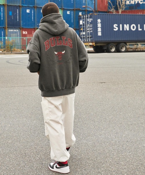 NBA（エヌビーエー）の「NBA/エヌビーエー 別注 ロゴ刺繍/プリント ピグメント加工ビッグシルエットプルオーバーパーカー（パーカー・メンズ・ブラック系1/ブラック/アッシュグレー/ブラック系2・M/L）」の7枚目の写真