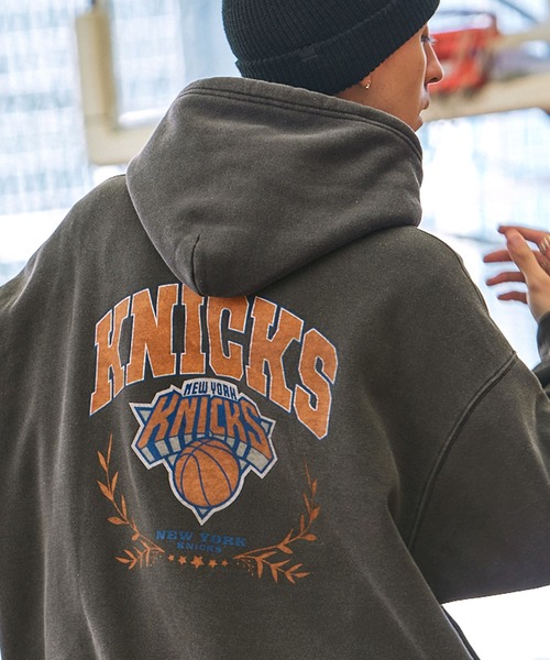 NBA（エヌビーエー）の「NBA/エヌビーエー 別注 ロゴ刺繍/プリント ピグメント加工ビッグシルエットプルオーバーパーカー（パーカー・メンズ・ブラック系1/ブラック/アッシュグレー/ブラック系2・M/L）」の11枚目の写真