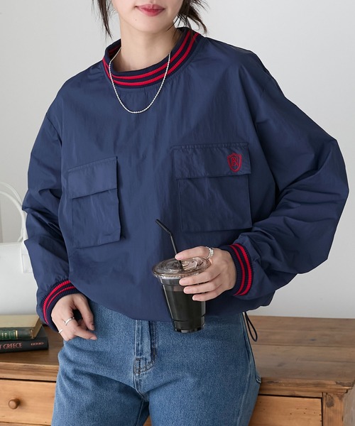 BONLECILL(ボンルシール)の「ラインリブエンブレム刺繍ドロストナイロンプルオーバー(その他トップス・レディース・ベージュ/ネイビー/ブラック/オフホワイト・FREE)」の4枚目の写真