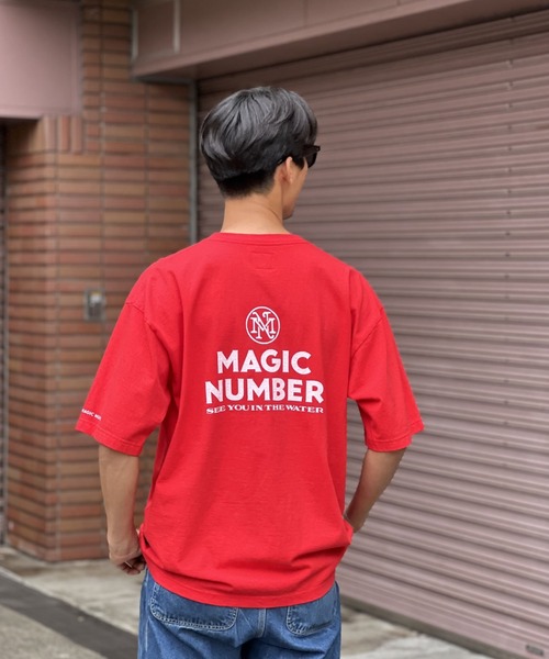 MAGIC NUMBER（マジック ナンバー）の「【MAGIC NUMBER】STOCK LOGO US COTTON T-SHIRT（Tシャツ/カットソー・メンズ・ホワイト/レッド/ブラック・MEDIUM/LARGE/X-LARGE）」の3枚目の写真