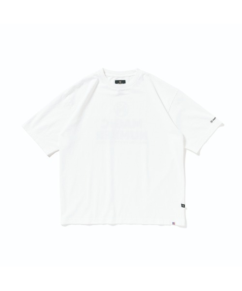 MAGIC NUMBER（マジック ナンバー）の「【MAGIC NUMBER】STOCK LOGO US COTTON T-SHIRT（Tシャツ/カットソー・メンズ・ホワイト/レッド/ブラック・MEDIUM/LARGE/X-LARGE）」の4枚目の写真