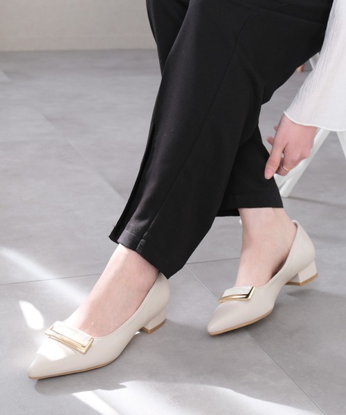 AmiAmi(アミアミ)の「ゴールドモチーフポインテッドトゥパンプス(パンプス・レディース・ブラック/アイボリー/グレイッシュベージュ・S/M/L/LL)」の8枚目の写真