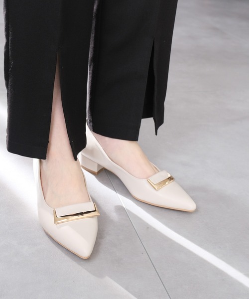 AmiAmi(アミアミ)の「ゴールドモチーフポインテッドトゥパンプス(パンプス・レディース・ブラック/アイボリー/グレイッシュベージュ・S/M/L/LL)」の7枚目の写真