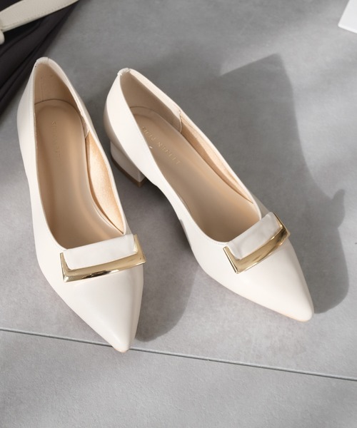 AmiAmi(アミアミ)の「ゴールドモチーフポインテッドトゥパンプス(パンプス・レディース・ブラック/アイボリー/グレイッシュベージュ・S/M/L/LL)」の9枚目の写真