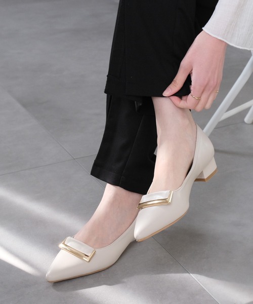 AmiAmi(アミアミ)の「ゴールドモチーフポインテッドトゥパンプス(パンプス・レディース・ブラック/アイボリー/グレイッシュベージュ・S/M/L/LL)」の6枚目の写真