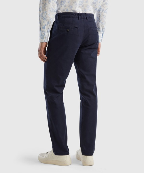 BENETTON (UNITED COLORS OF BENETTON)（ベネトンユナイテッドカラーズオブベネトン）の「コットンスリムフィットチノパンツ（チノパンツ・メンズ・ネイビー・50/42/44/46）」の2枚目の写真