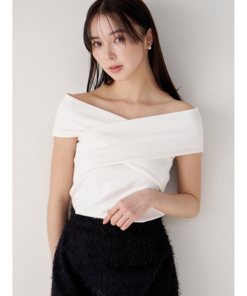 Stylevoice for xxx（スタイルヴォイスフォー）の「オフショルダークロスカットソートップス（Tシャツ/カットソー・レディース・ブラック/オフホワイト/ピンクベージュ・FREE）」の6枚目の写真