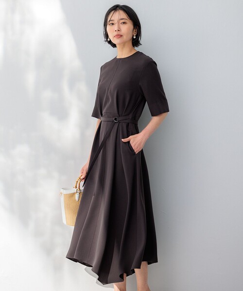 23区 L(ニジュウサンクオオキイサイズ)の「【撥水加工/洗える】キューティクルストレッチツイル イレギュラーヘム ワンピース(ワンピース・レディース・ブラック系/ネイビー系/ダークブラウン系・44/46/48)」の2枚目の写真