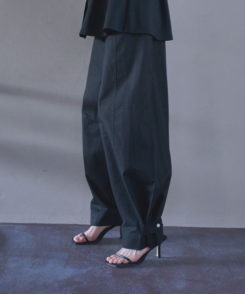 marjour（マージュール）の「CURVE COTTON PANTS（その他パンツ・レディース・ブラック/アイボリー・M）」の2枚目の写真