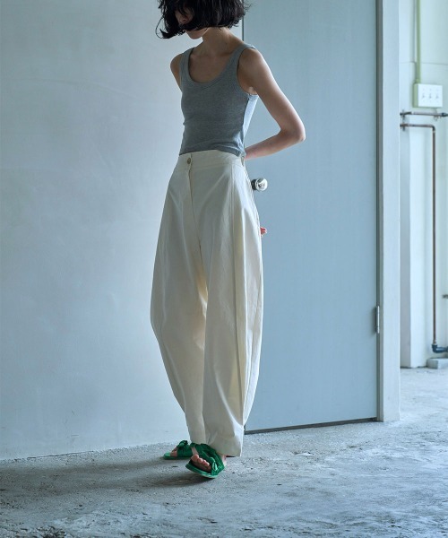 marjour（マージュール）の「CURVE COTTON PANTS（その他パンツ・レディース・ブラック/アイボリー・M）」の3枚目の写真