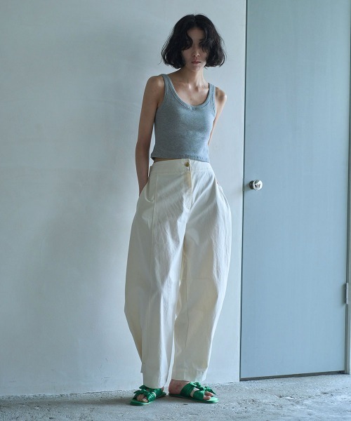 marjour（マージュール）の「CURVE COTTON PANTS（その他パンツ・レディース・ブラック/アイボリー・M）」の4枚目の写真