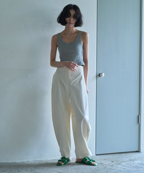 marjour（マージュール）の「CURVE COTTON PANTS（その他パンツ・レディース・ブラック/アイボリー・M）」の5枚目の写真