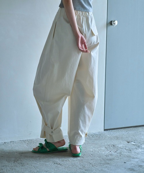 marjour（マージュール）の「CURVE COTTON PANTS（その他パンツ・レディース・ブラック/アイボリー・M）」の9枚目の写真