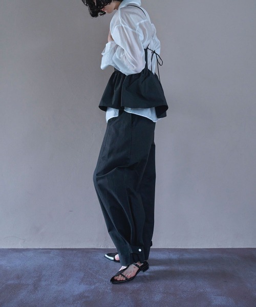 marjour（マージュール）の「CURVE COTTON PANTS（その他パンツ・レディース・ブラック/アイボリー・M）」の16枚目の写真
