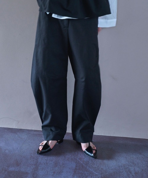 marjour（マージュール）の「CURVE COTTON PANTS（その他パンツ・レディース・ブラック/アイボリー・M）」の17枚目の写真