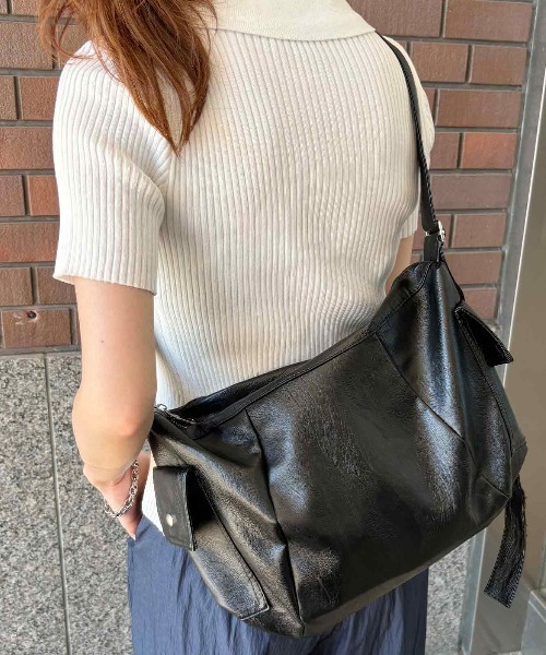 ISOOK(アイスー)の「【ISOOK / アイスー】ビッグサイズクロワッサンバッグ / ショルダーバッグ アウトポケット トートバッグ ZOZOTOWN限定(ショルダーバッグ・レディース・ブラック/ホワイト・FREE)」の2枚目の写真