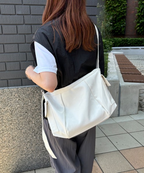 ISOOK(アイスー)の「【ISOOK / アイスー】ビッグサイズクロワッサンバッグ / ショルダーバッグ アウトポケット トートバッグ ZOZOTOWN限定(ショルダーバッグ・レディース・ブラック/ホワイト・FREE)」の7枚目の写真