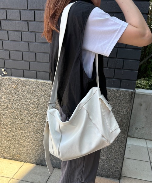 ISOOK(アイスー)の「【ISOOK / アイスー】ビッグサイズクロワッサンバッグ / ショルダーバッグ アウトポケット トートバッグ ZOZOTOWN限定(ショルダーバッグ・レディース・ブラック/ホワイト・FREE)」の6枚目の写真