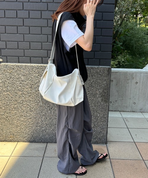 ISOOK(アイスー)の「【ISOOK / アイスー】ビッグサイズクロワッサンバッグ / ショルダーバッグ アウトポケット トートバッグ ZOZOTOWN限定(ショルダーバッグ・レディース・ブラック/ホワイト・FREE)」の8枚目の写真