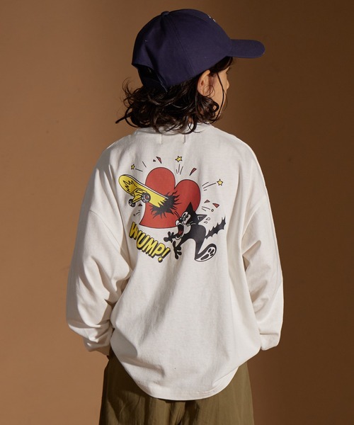 PAIRMANON STREET（ペアマノンストリート）の「【PAIRMANON STREET】アソート ストリート プリント ビッグシルエット 長袖 Tシャツ（Tシャツ/カットソー・キッズ・オレンジ系その他/ホワイト系その他4/その他/ホワイト系その他2/ブラック系その他3/ブラック系その他/ブラック系その他5/ブルー系その他/その他2/グリーン系その他/ベージュ系その他/ブラック系その他4/ベージュ系その他2/ホワイト系その他3/パープル系その他/パープル系その他2/ホワイト系その他/ブラック系その他2/ブルー系その他3/ブルー系その他2・160/100/90/110/130/140/150/120）」の5枚目の写真