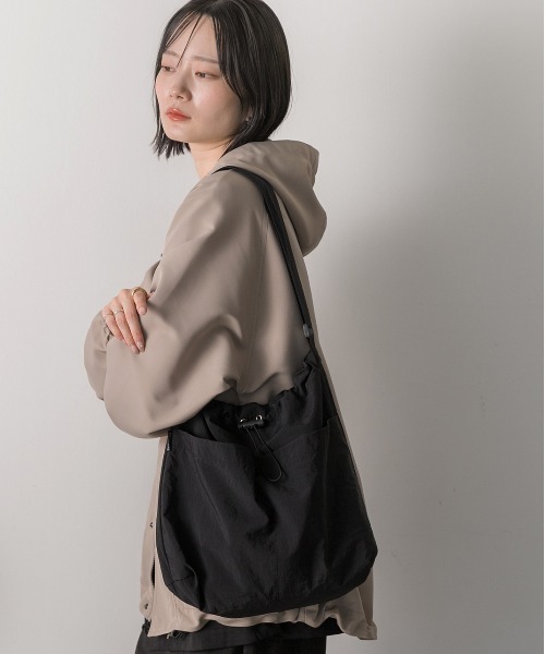 ad thie(アドティエ)の「BIGポケット ショルダーバッグ(ショルダーバッグ・レディース・ベージュ/ブラック・FREE)」の3枚目の写真