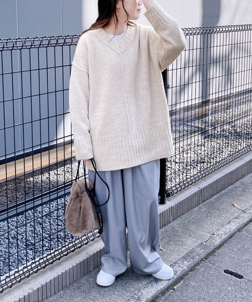 reca(レカ)の「Vネックオーバーサイズニット(ニット/セーター・レディース・チャコールグレー/ブルー/グレイッシュベージュ/オートミール/オレンジ・M)」の14枚目の写真