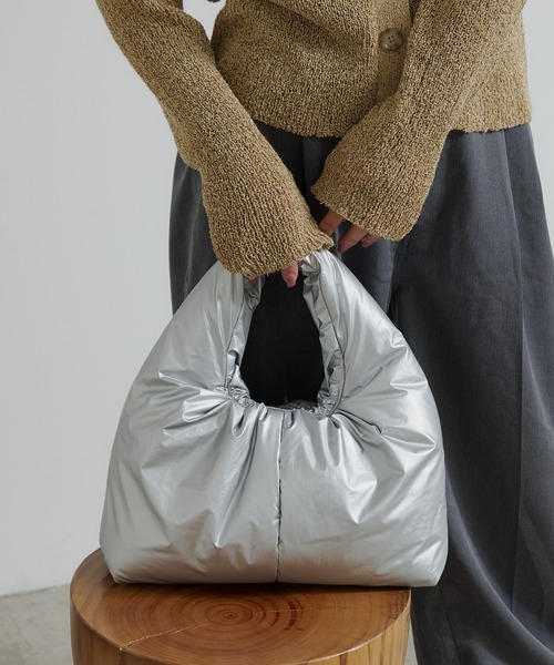 CIAOPANIC TYPY(チャオパニックティピー)の「メタリックパディングBAG(トートバッグ・レディース・ホワイト/シルバー/ネイビー・ONE SIZE)」の1枚目の写真