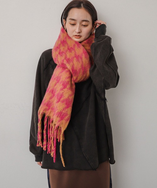 SENSE OF PLACE by URBAN RESEARCH（センスオブプレイスバイアーバンリサーチ）の「チドリガラストール（マフラー・レディース・ブラウン/ピンク・ONE）」の4枚目の写真