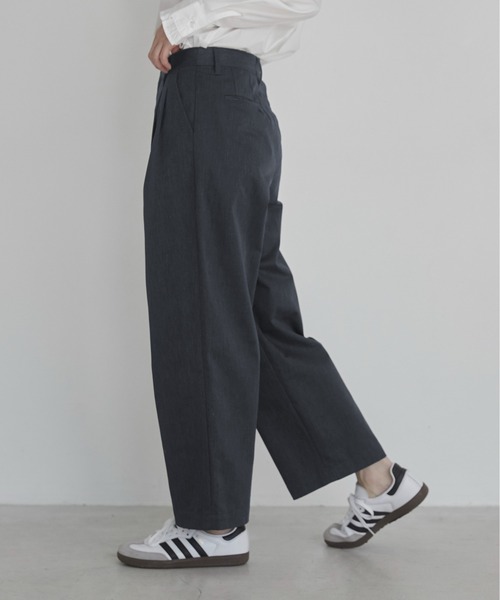 ANGIE(アンジー)の「ツータック ワイドストレート チノパンツ(チノパンツ・レディース・キャメル/ブラック/ダークグレー/ベージュ/カーキ/ネイビー/チャコールグレー・マルチサイズ)」の3枚目の写真