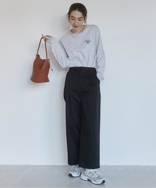 ANGIE(アンジー)の「ツータック ワイドストレート チノパンツ(チノパンツ・レディース・キャメル/ブラック/ダークグレー/ベージュ/カーキ/ネイビー/チャコールグレー・マルチサイズ)」の2枚目の写真