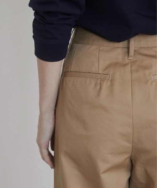 ANGIE(アンジー)の「ツータック ワイドストレート チノパンツ(チノパンツ・レディース・キャメル/ブラック/ダークグレー/ベージュ/カーキ/ネイビー/チャコールグレー・マルチサイズ)」の16枚目の写真