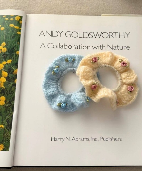 flower（フラワー）の「ロージーニットヘアゴム（シュシュ・レディース・アイボリー/ブルー・FREE）」の2枚目の写真