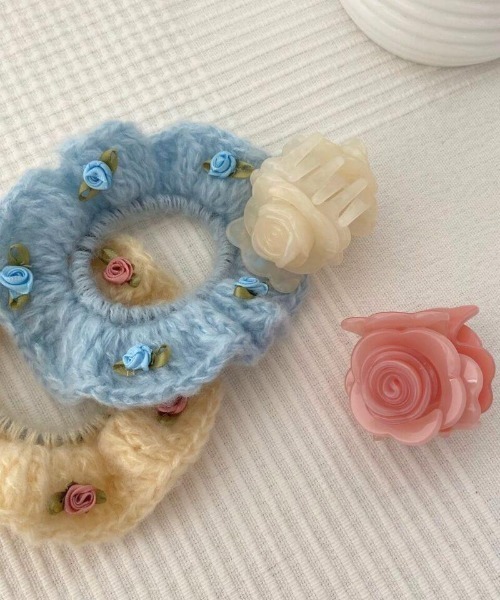 flower（フラワー）の「ロージーニットヘアゴム（シュシュ・レディース・アイボリー/ブルー・FREE）」の3枚目の写真