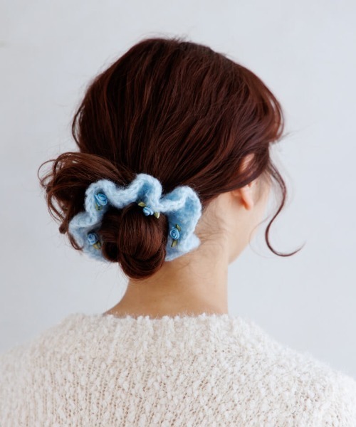 flower（フラワー）の「ロージーニットヘアゴム（シュシュ・レディース・アイボリー/ブルー・FREE）」の4枚目の写真