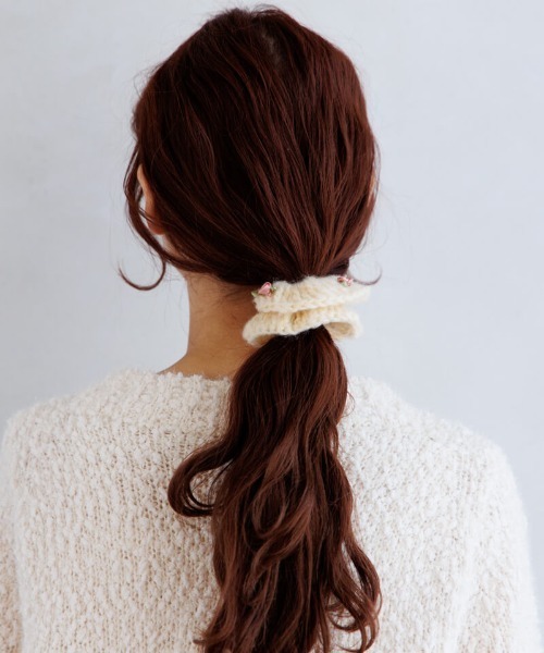 flower（フラワー）の「ロージーニットヘアゴム（シュシュ・レディース・アイボリー/ブルー・FREE）」の6枚目の写真