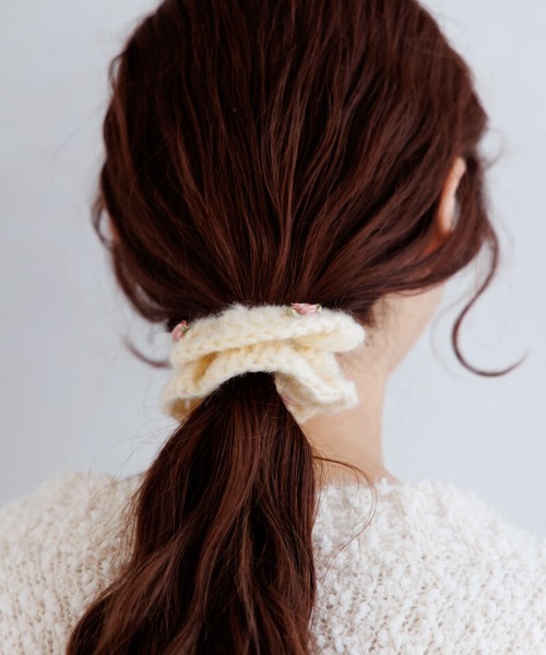 flower（フラワー）の「ロージーニットヘアゴム（シュシュ・レディース・アイボリー/ブルー・FREE）」の7枚目の写真