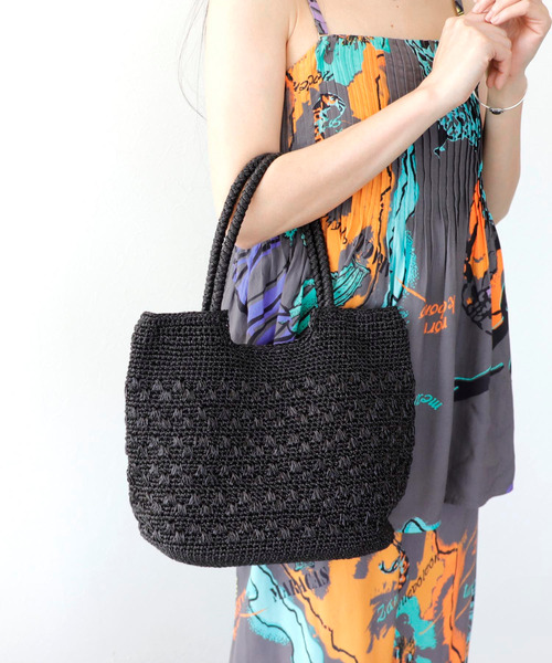 Three Four Time（ｽﾘｰﾌｫｰﾀｲﾑ）の「メタリックコード編みトート（かごバッグ・レディース・ブラック/シルバー・FREE）」の2枚目の写真