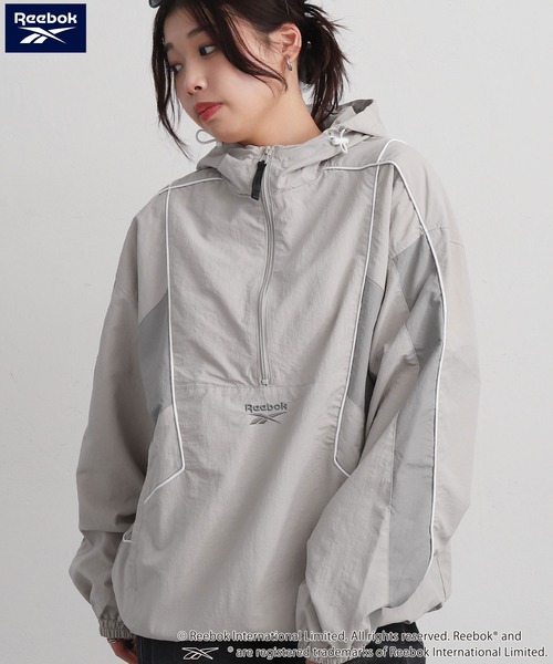 Reebok(リーボック)の「【REEBOK】 パイピング ライン入り ナイロン フード アノラック ジャケット / ナイロンプルオーバー ドロスト(ナイロンジャケット・レディース・グレイッシュベージュ/ネイビー/チャコール・MEDIUM/LARGE/X-LARGE)」の5枚目の写真