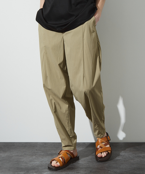 ABAHOUSE(アバハウス)の「【セットアップ対応】TUCK&DARTS ワイドテーパードパンツ(その他パンツ・メンズ・ブラック/ベージュ・46/48)」の2枚目の写真